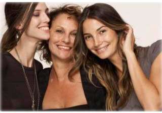 With younger sister, model Ruby Aldridge (left) and mother and former model Laura Lyons (center)